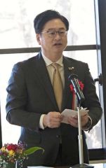 祝辞を述べる按田町長