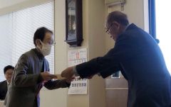 功労賞の賞状を受け取る木幡さん（左）