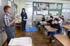 小麦について説明する（左から）岡野さん、藤弘さん