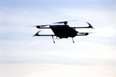 空高く上空を飛ぶドローン
