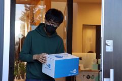 ハンバーグが入った弁当が届けられた