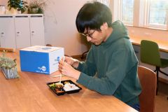 ハンバーグが入った弁当が届けられた