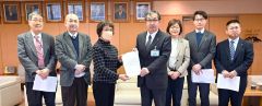 要求書を手渡す柴田代表委員（左から３人目）