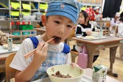 小中高生にA4和牛丼 大樹で「ふるさと給食」 3