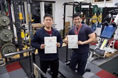 男子８３キロ級で道記録を更新し初代王者となった大道祐輝（右）と、同６６キロ級４位の山口巧（芽室町Ｐ・Ｂ・Ａジムで）