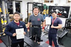 男子８３キロ級で道新記録を打ち立て初代王者となった大道祐輝（右）と、同６６キロ級４位の山口巧（左）。中央はＰ・Ｂ・Ａジムの伊藤憲治代表