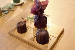 手前左がミディサイズ、右がグランサイズ。奥は手渡しする状態のカヌレ