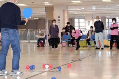 ボッチャを楽しむ参加者