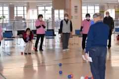 ボッチャを楽しむ参加者