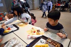 昼食前にケーキ作りに挑戦する子どもら