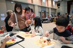昼食前にケーキ作りに挑戦する子どもら