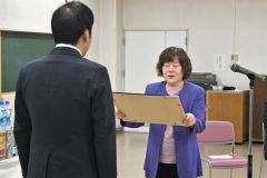 感謝状を渡す吉村副会長
