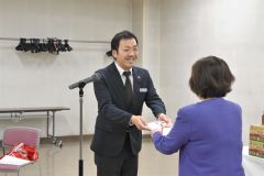 目録を渡す駿河課長