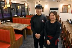 「帯広に店を出してほしい、という要望に応えることができてうれしい」と話す市川代表（右）と王専務