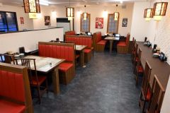 テーブルやちょうちんなどはオーダーメードで用意し、店内の雰囲気にもこだわった