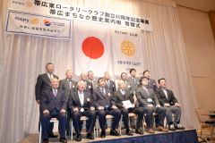 案内板の設置を祝う関係者