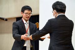 最優秀賞の賞状を受け取る橋本さん