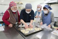 浦木さん(左から2人目)とチョコチャンクスコーン作りに挑戦する受講者ら