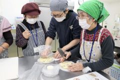 浦木さん(右から2人目)とチョコチャンクスコーン作りに挑戦する受講者ら