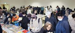 大勢の来場者でにぎわったブックリユースカフェ