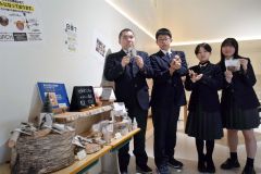 金澤輝明さん、二瓶さん、新藤さん、桑原香凛さん（左から）