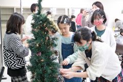 クリスマスツリーにオーナメントを飾りつける子どもたち
