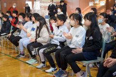 次々と披露される演奏とステージドリルを楽しむ児童たち