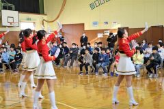「きつねダンス」で盛り上がった会場