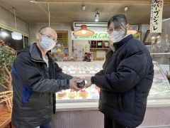 ルバーブジャムを提供したお菓子の正岡の正岡崇代表（左）と松本さん