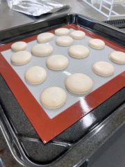 試作を繰り返し焼き上げたマカロン