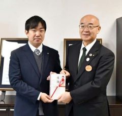 平野町長（右）に目録を渡す清信取締役次長（美幌町提供）