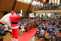 サンタクロースを拍手で歓迎する園児たち（１５日、助川かおる通信員撮影）