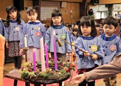 クリスマス礼拝の始まりにろうそくを灯す園児（１５日、助川かおる通信員撮影）
