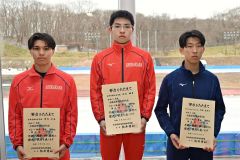 男子５００メートルの表彰台。中央は優勝の辻辻楓芽（白樺学園）、左は２位の軍司冬馬（同）、右は３位の阿部春琉斗（駒大苫小牧）