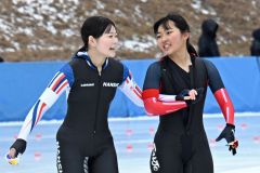 【女子５００メートル】ゴール後に互いの健闘をたたえ合う笹渕和花（帯南商、左）と奥秋静子（帯三条、右）