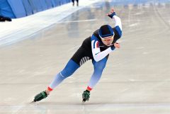 【女子５００メートル】低い姿勢でコーナーに進入する笹渕和花（帯南商）