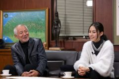 来社し笑顔を見せ質問に答える中原さん（左）と山木さん