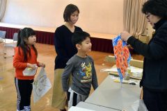 たこ糸を通す武川さん（右）
