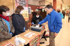 師走の運試しでくじをひく買い物客（１６日午前、助川かおるカメラマン撮影）