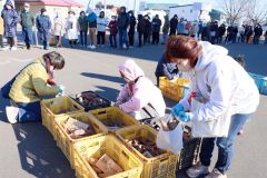 サツマイモの詰め放題とあって大人気。会場には長い列ができた。