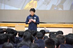 「自己決定」の大切さを生徒らに説く高野さん
