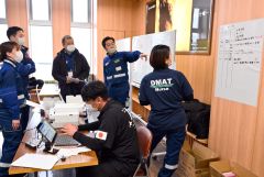 被災した患者の情報などを書き込み、迅速に対応する帯広厚生病院ＤＭＡＴのメンバー（金野和彦撮影）
