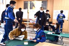 被災した患者の情報などを書き込み、迅速に対応する帯広厚生病院ＤＭＡＴ
のメンバー（金野和彦撮影）