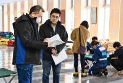 とかち帯広空港に設置したＳＣＵで初期医療体制などを確認する帯広厚生病院ＤＭＡＴのメンバー（金野和彦撮影）