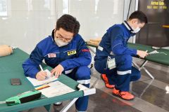 とかち帯広空港に設置したＳＣＵで初期医療体制などを確認する帯広厚生病院ＤＭＡＴのメンバー（金野和彦撮影）