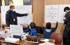 被災した患者の情報などを書き込み、迅速に対応する帯広厚生病院ＤＭＡＴのメンバー（金野和彦撮影）