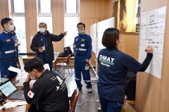 被災した患者の情報などを書き込み、迅速に対応する帯広厚生病院ＤＭＡＴのメンバー（金野和彦撮影）