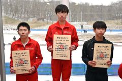 男子１万メートルの表彰式。中央は優勝した立花英太郎（白樺学園）、左は２位の佐藤哲太（同）、右は３位の寺町凌太（帯農）