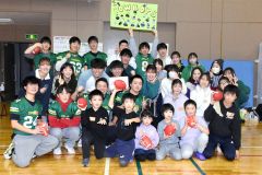 フラッグフットボールを通してアメフトの魅力に触れた小学生（前列）と帯畜大アメフト部