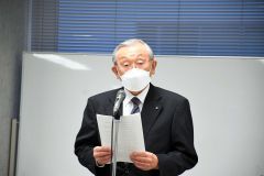 あいさつする佐藤会長